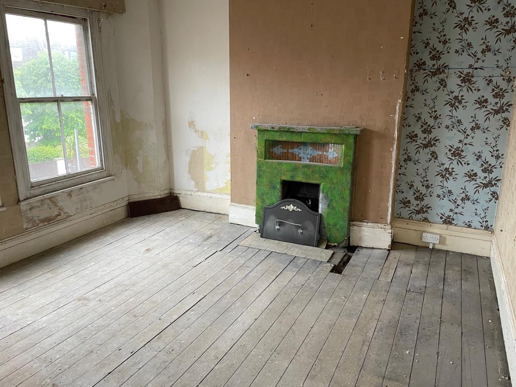 Lot: 65 - SUBSTANTIAL PROPERTY WITH CONVERSION POTENTIAL -